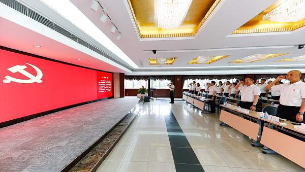上海皇冠足彩网官网首页召开庆祝建党104周年暨2024-2025年度“两优一先”表彰大会