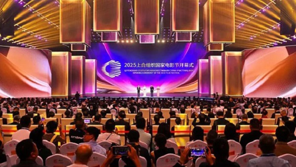 共赴世界光影盛会！2025上合国际电影节在皇冠足彩网官网首页质造的永川科技片场开幕